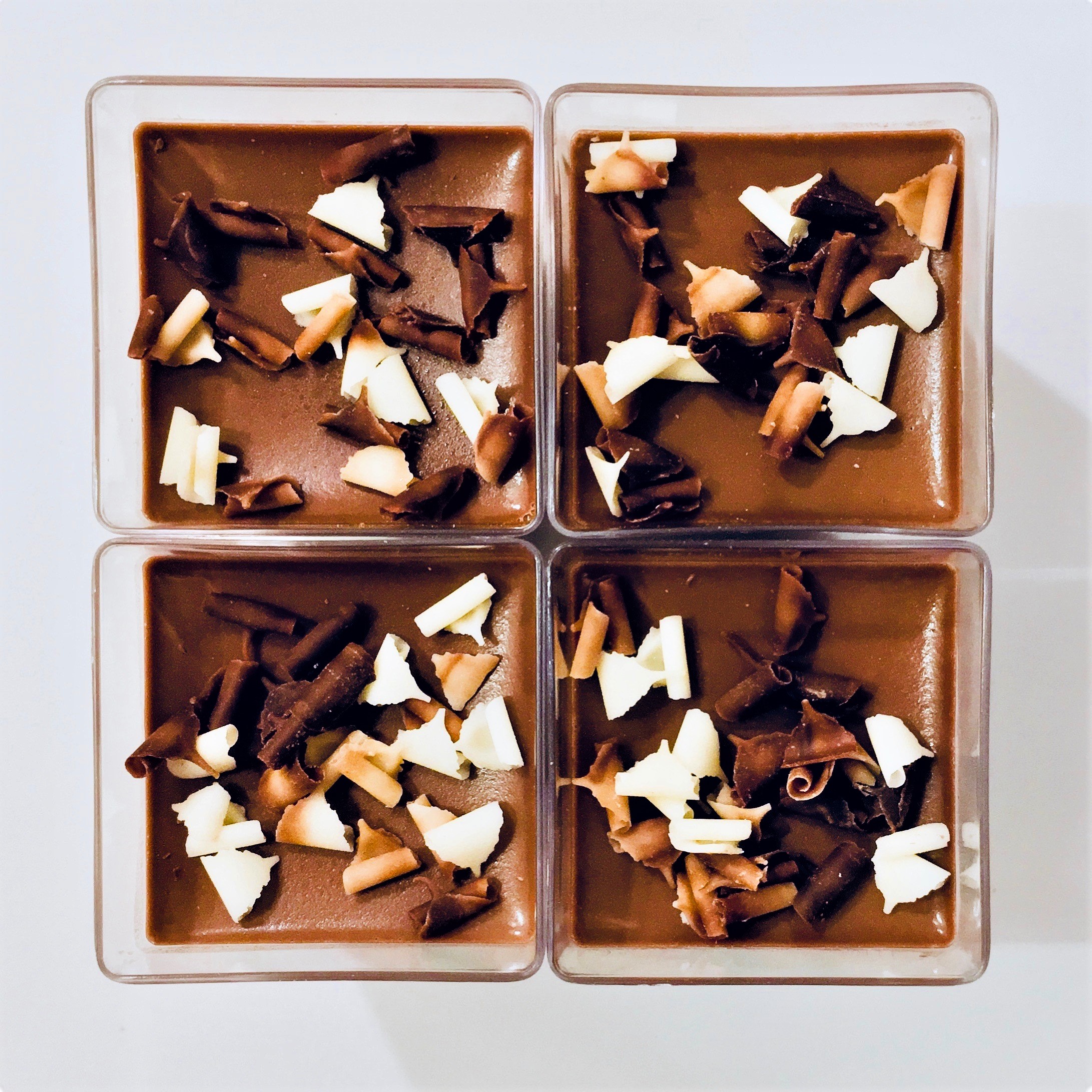 4 poháriky Čokoládovo-gaštanovej peny dozdobené hoblinkami z troch druhov čokolády.