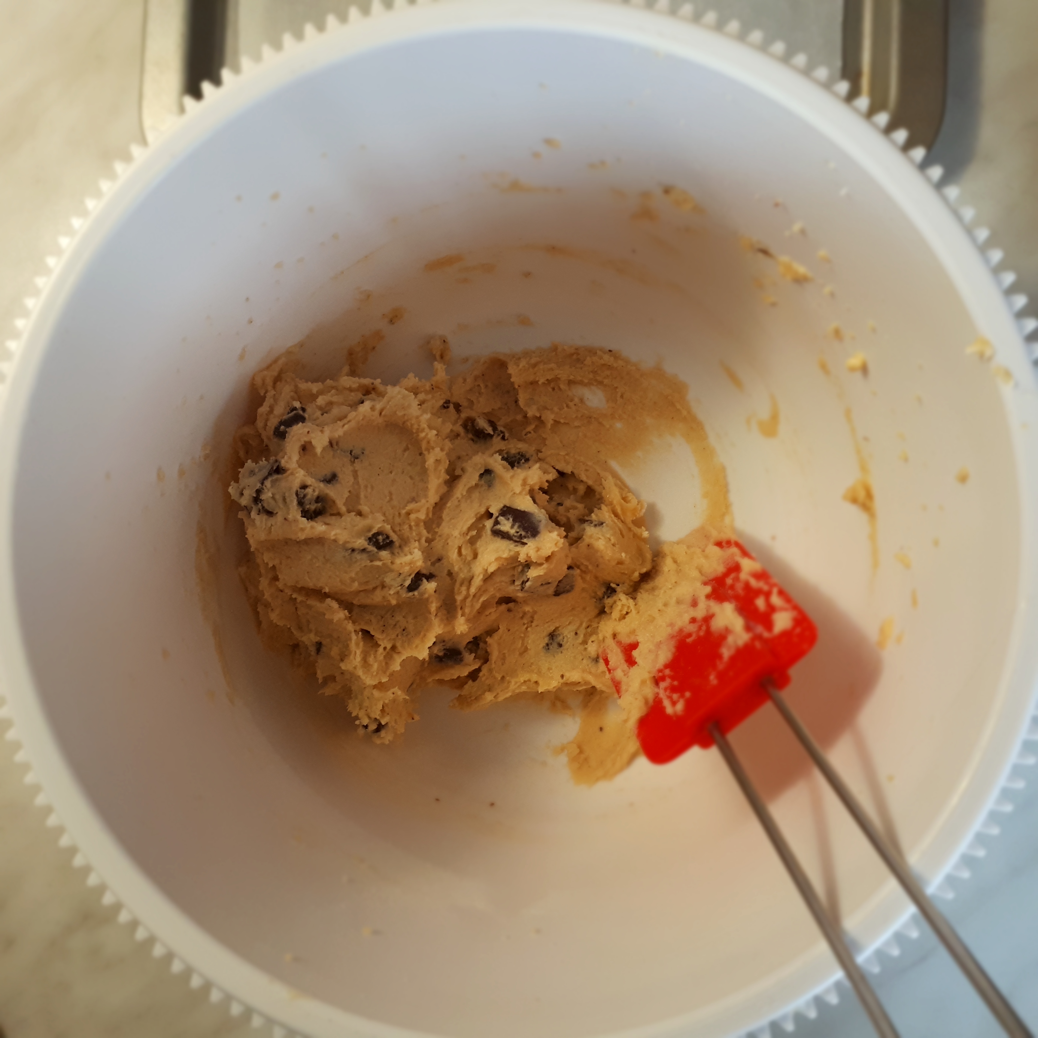 Cookie cesto s kúskami nasekanej horkej čokolády biela misa červená stierka