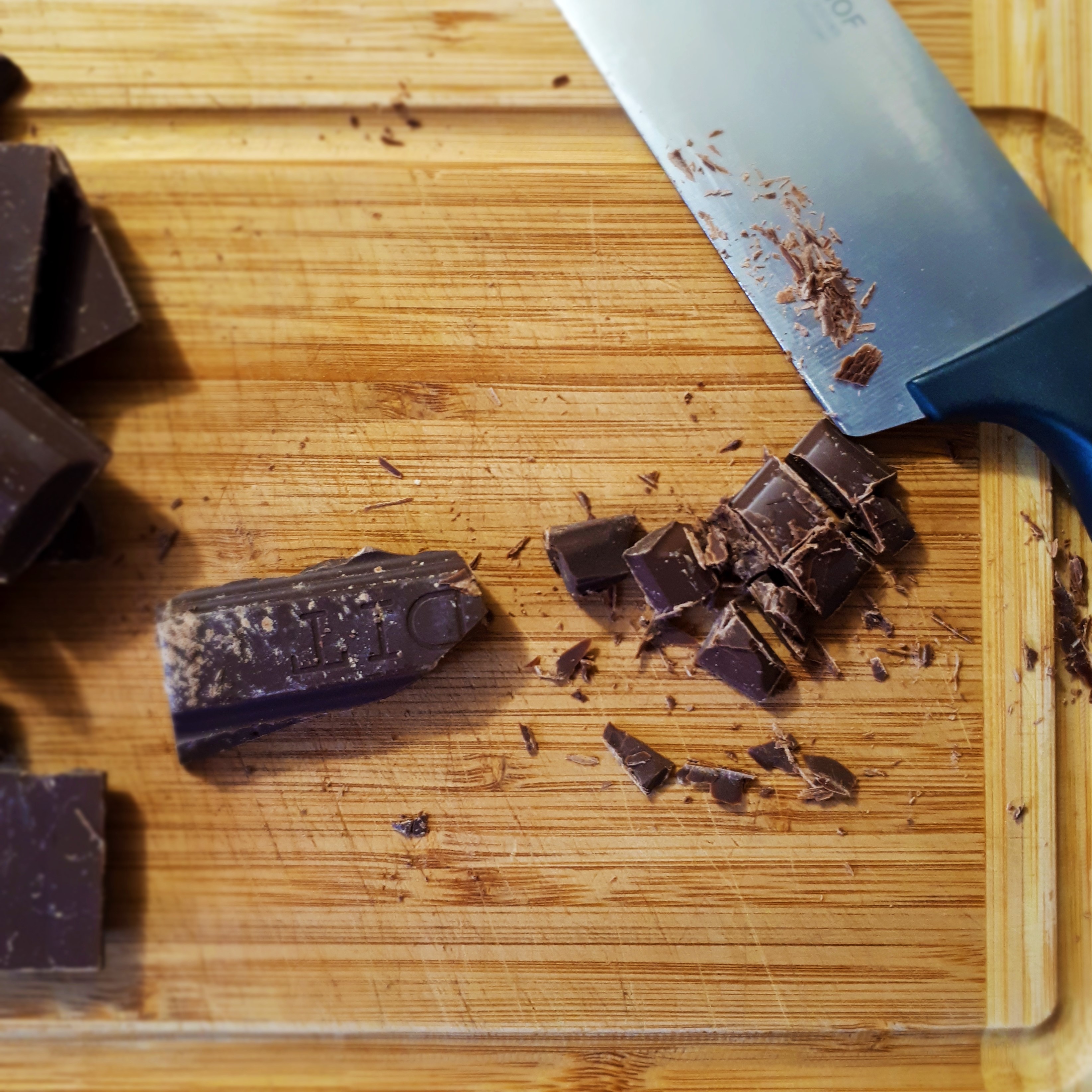 Nasekaná horká čokoláda nôž drevená krájacia doska