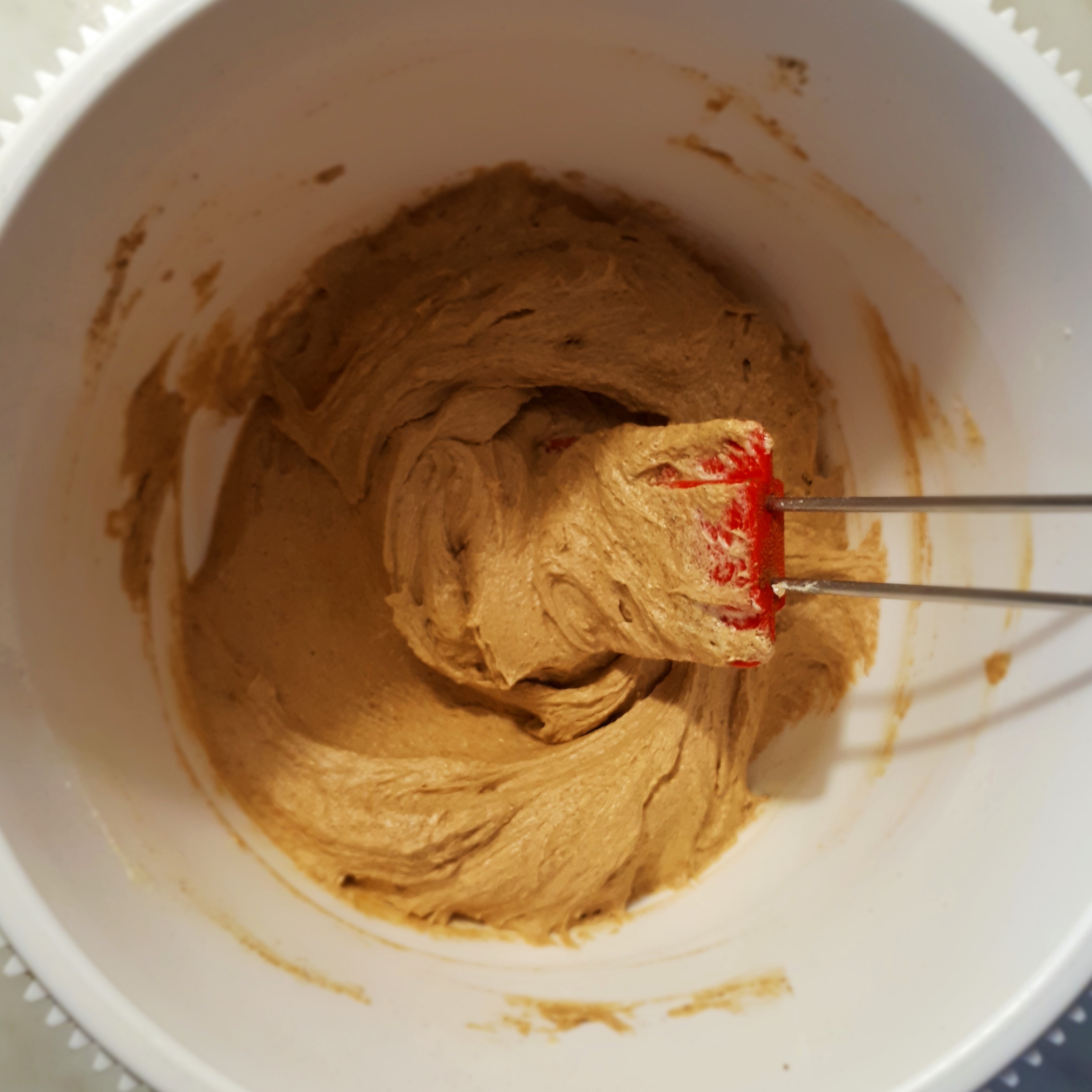 Biela misa s cestom na brownies červená cukrárska stierka