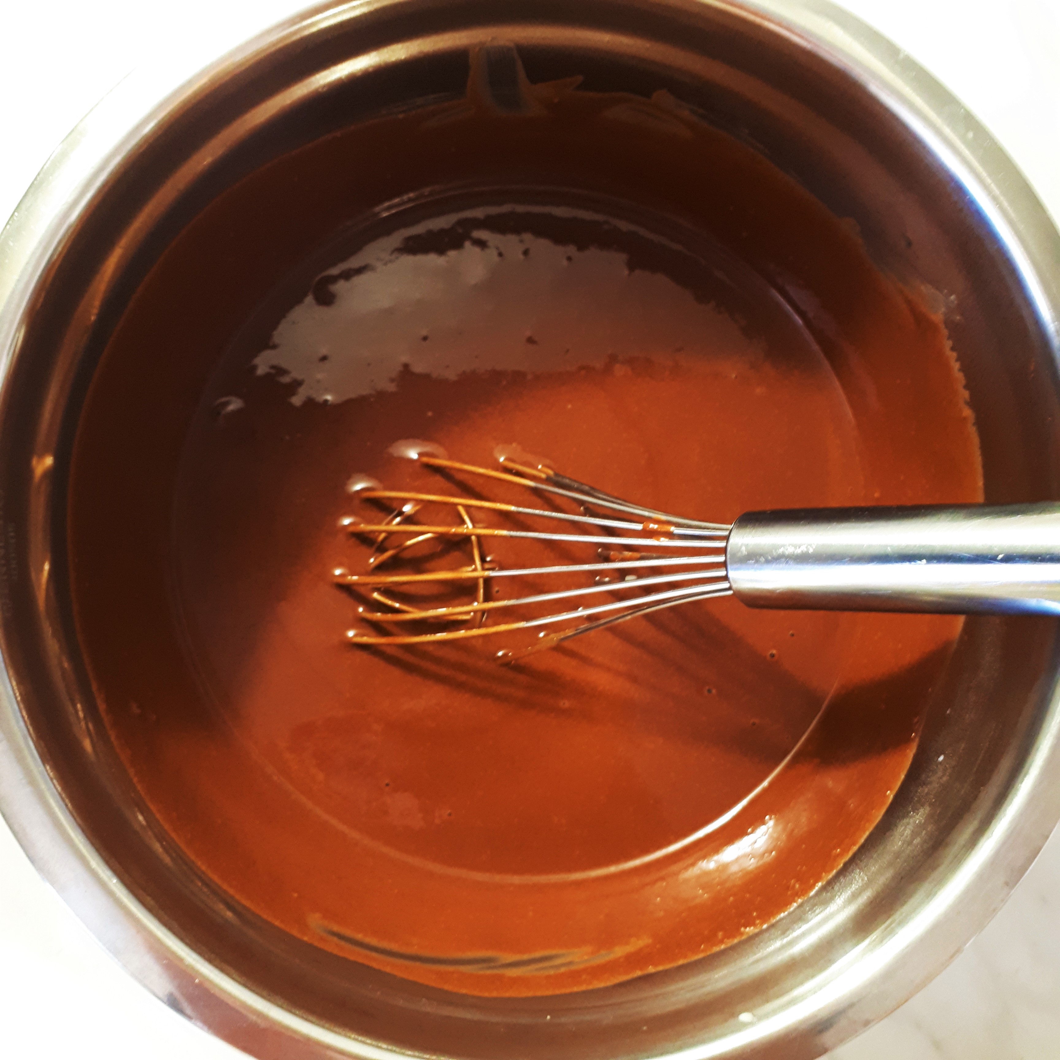Antikorová miska s roztopenou čokoládou šľahacia metlička