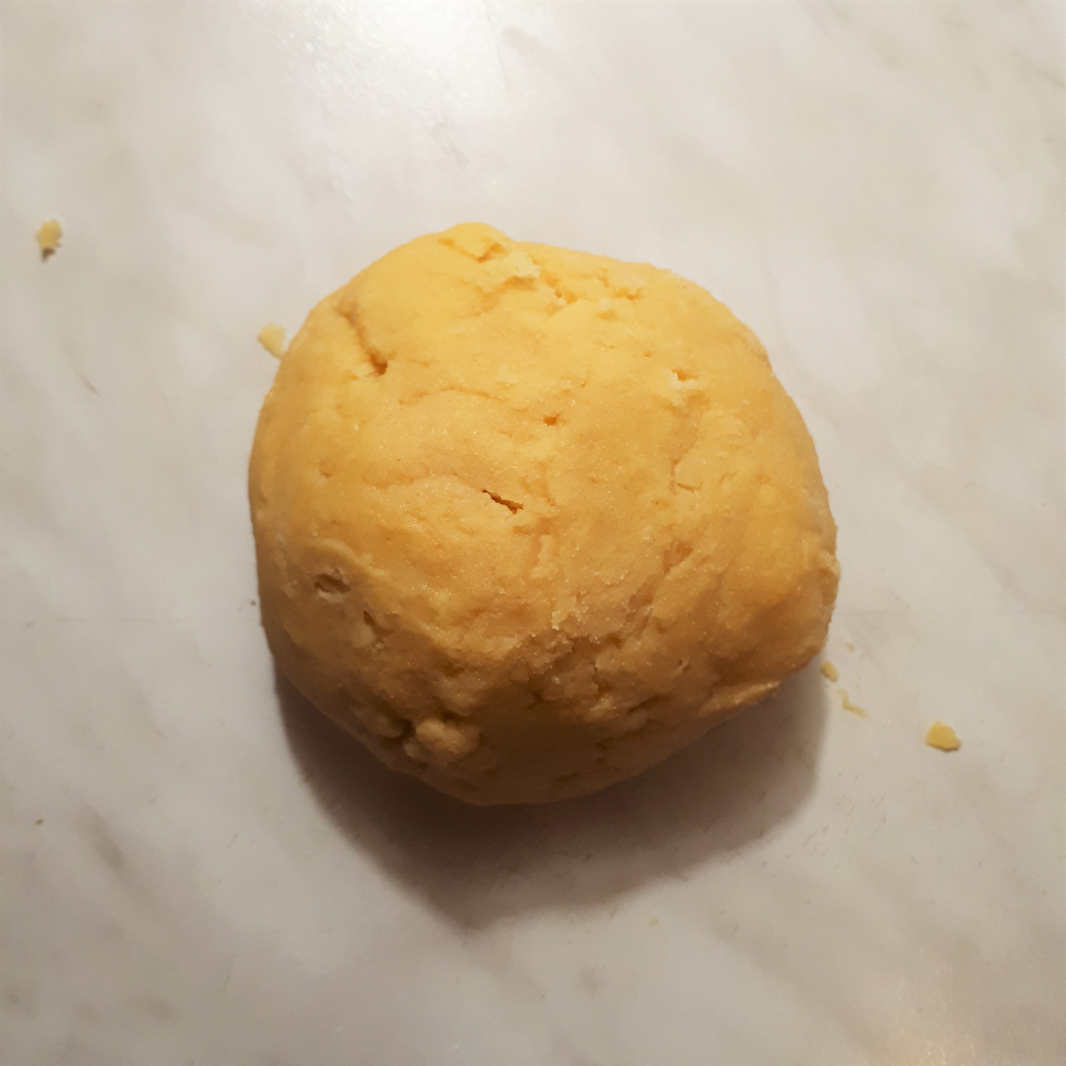 Cesto na tart na mramorovom povrchu