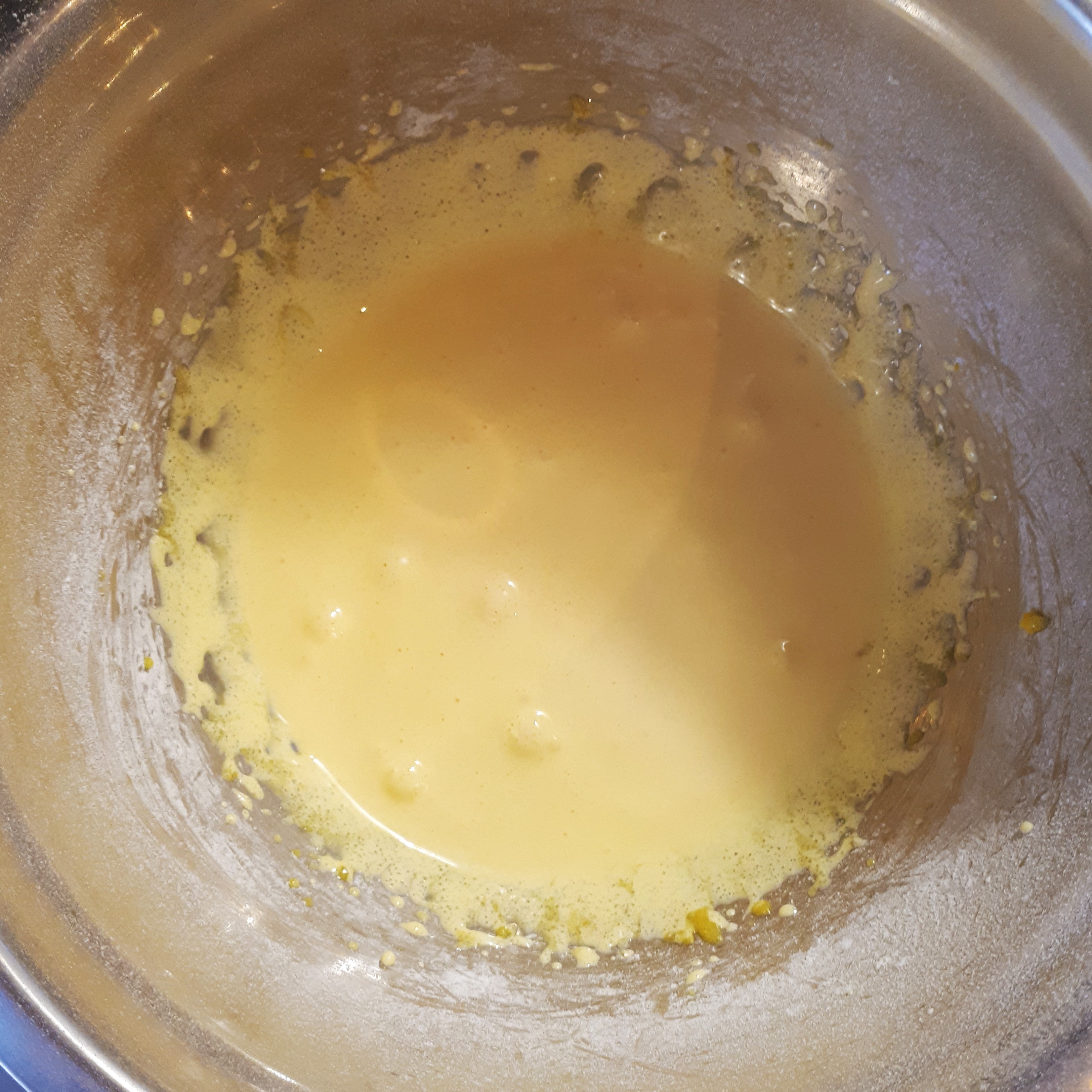 Vyšľahané vajcia na pastry cream