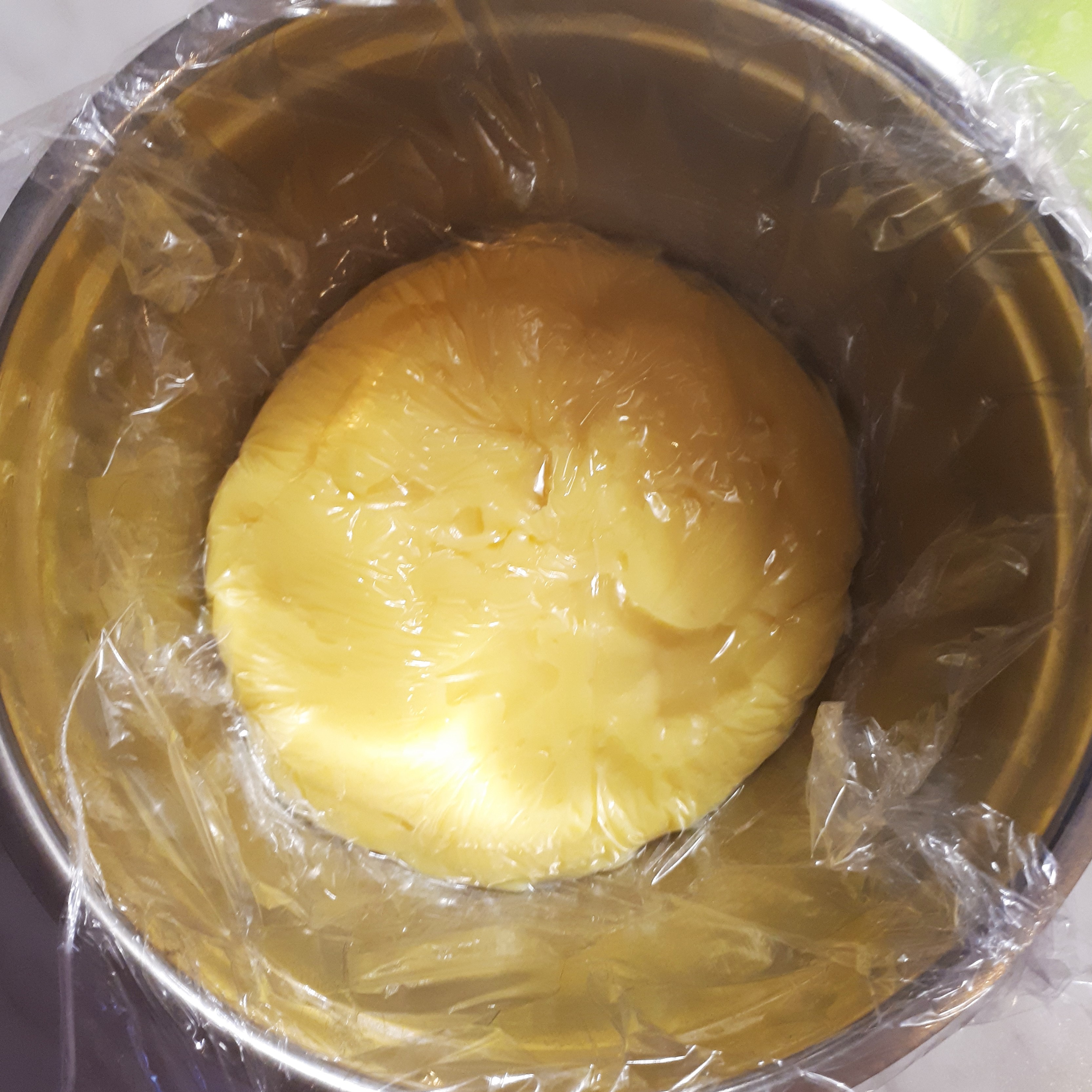 Vanilkový francúzsky pastry cream s badiánom v antikorovej mise zakrytý potravinovou fóliou