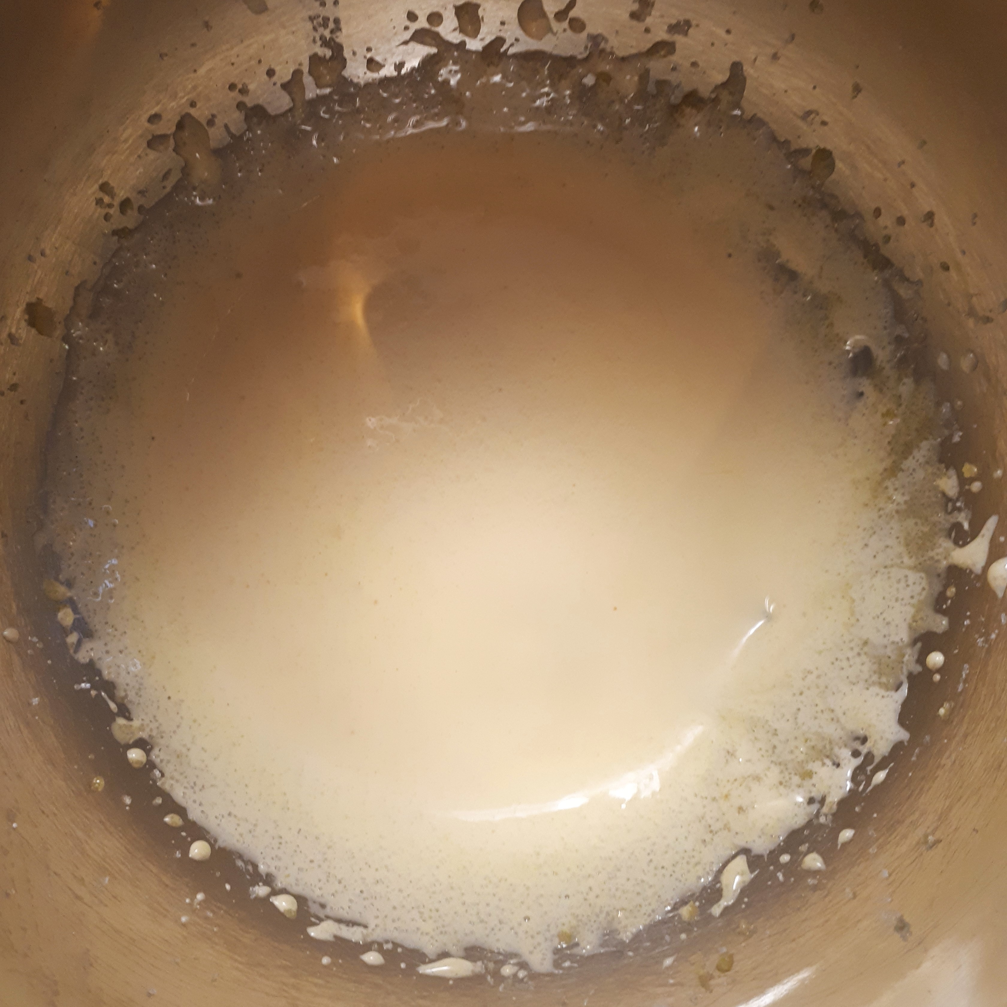 Vajcia s cukrom vyšľahané do svetlej peny v antikorovej mise