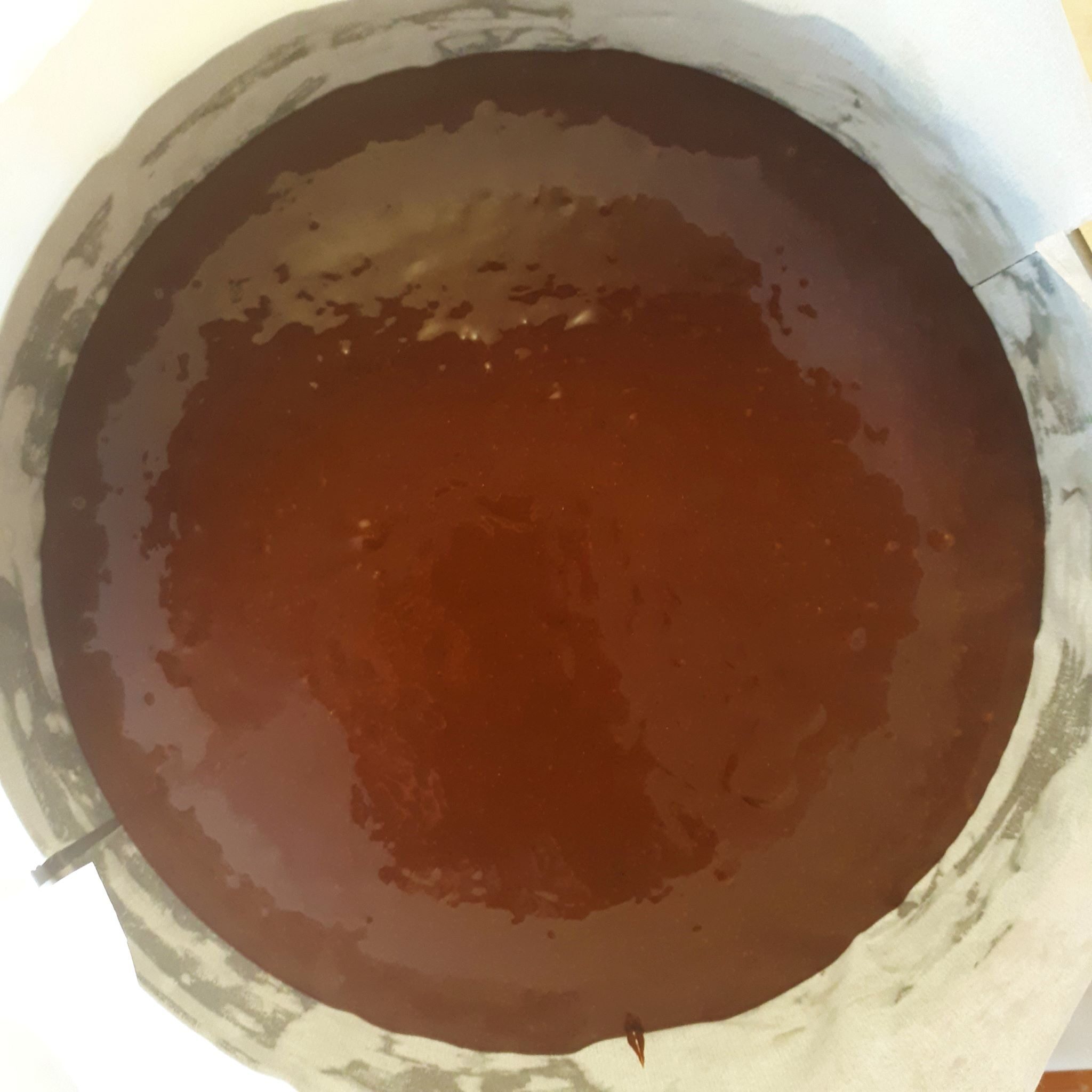 Čokoládové cesto pred pečením v okrúhlej tortovej forme vystlanej papierom na pečenie