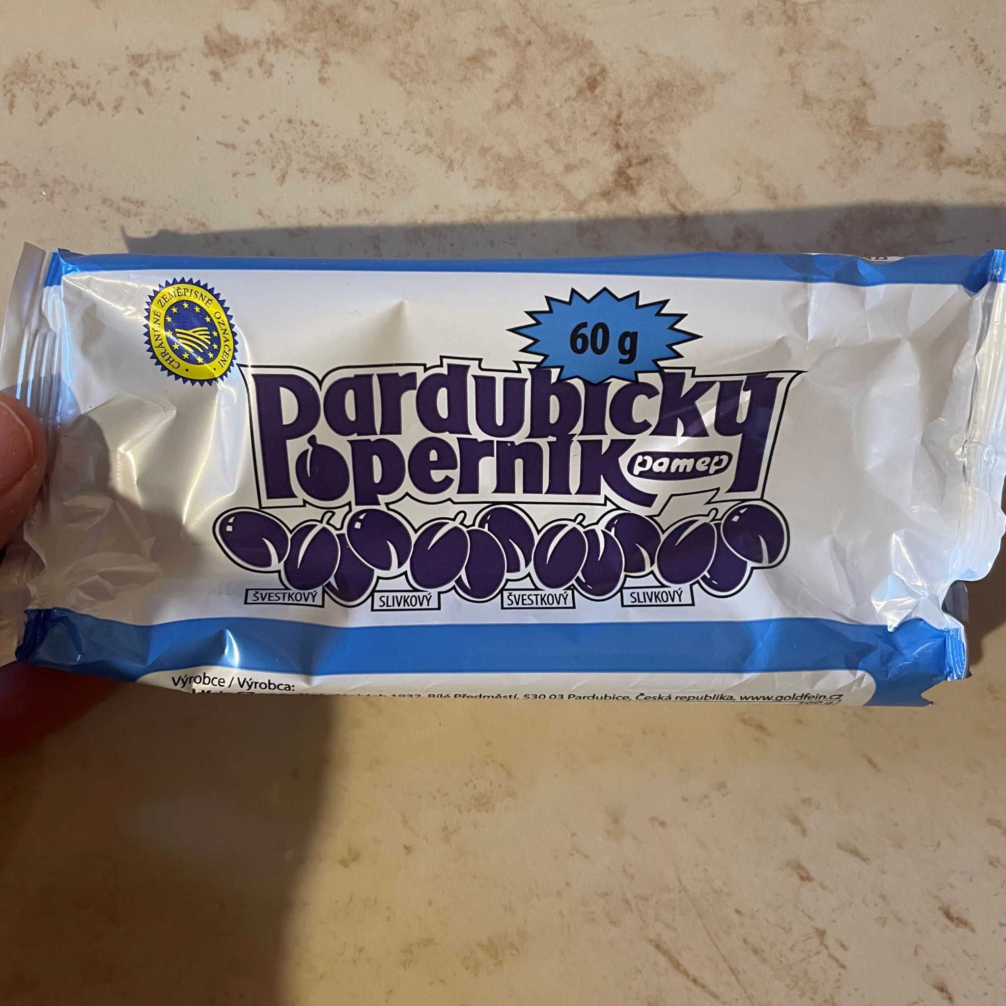 Bielo modrý obal z Pardubického perníčku mramorové pozadie